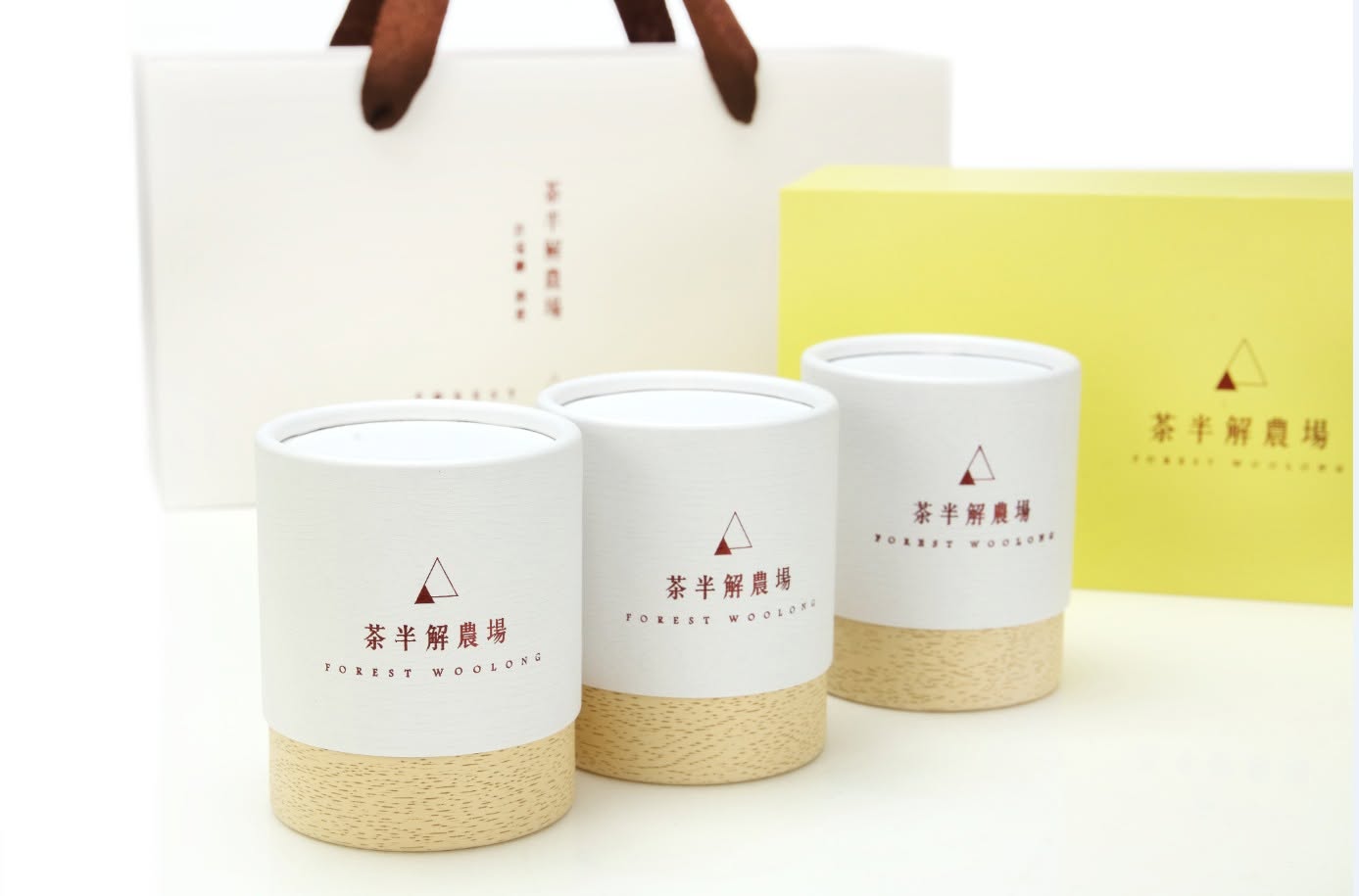 英記包裝:特種紙表面精密燙金工藝細節展示